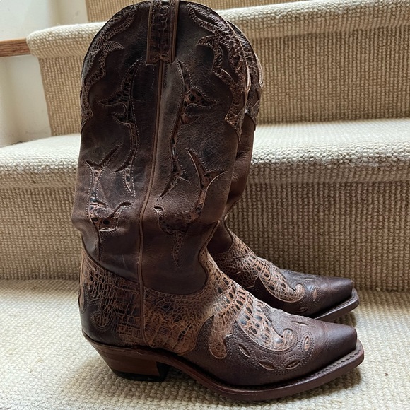 Beautiful brown cowboy boots. Only worn once. - Picture 2 of 5